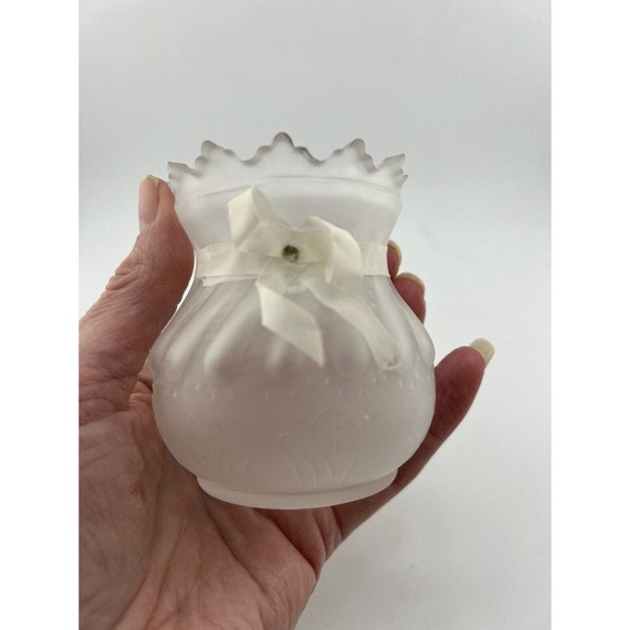 Vintage Beautiful Decorative Scalloped Edges 3" Flower Vase with Ribbon Bow - Picture 7 of 8